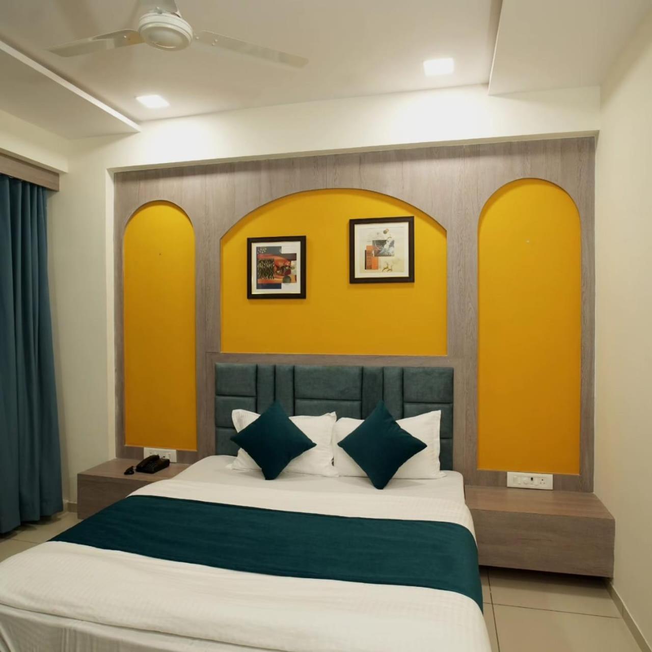 Hotl Sunsky Hotel Vadodara Eksteriør billede