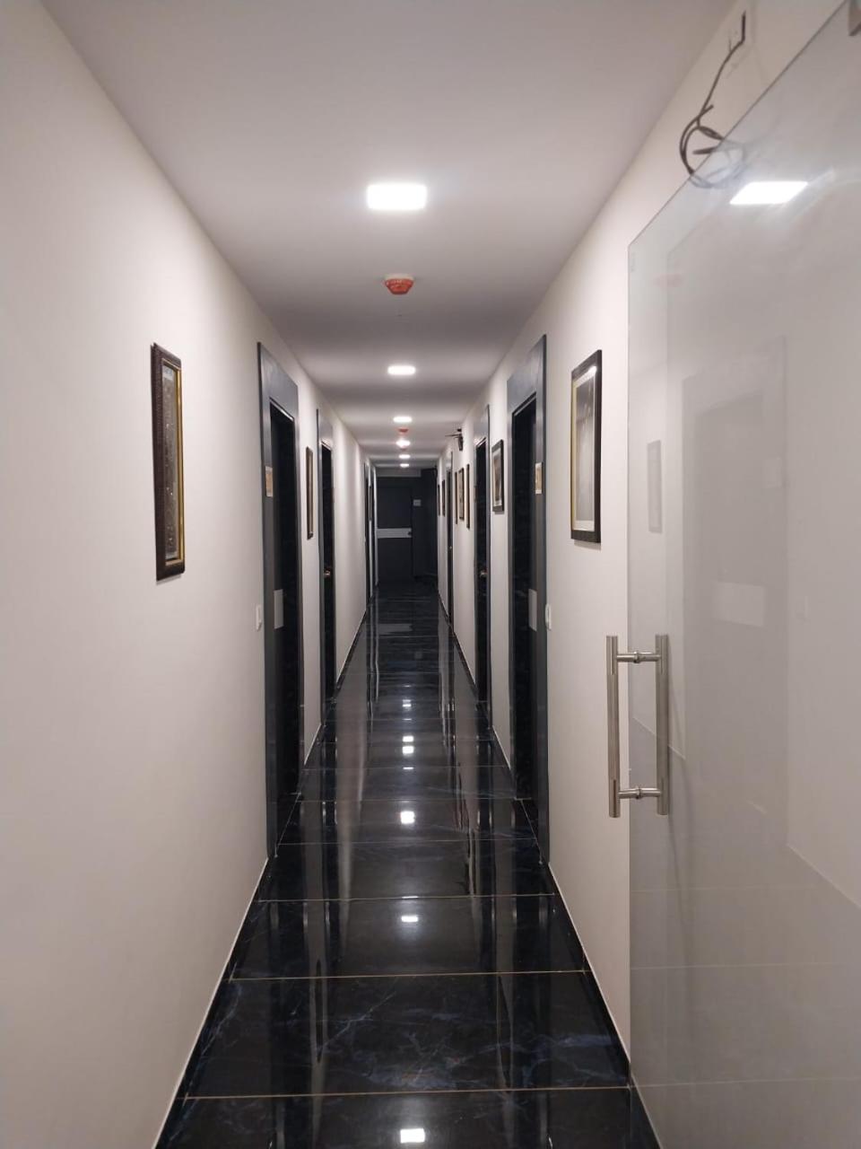 Hotl Sunsky Hotel Vadodara Eksteriør billede